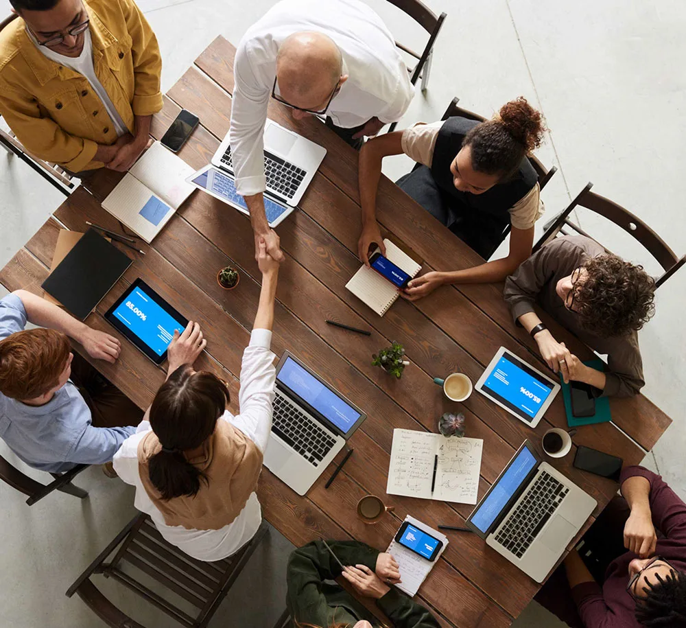Team bei der Arbeit am Webauftritt