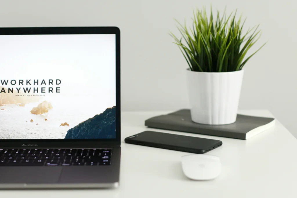 Laptop mit Website-Entwurf